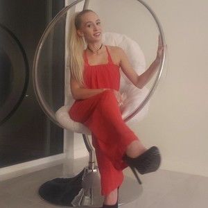 Meet your Posher, Becca